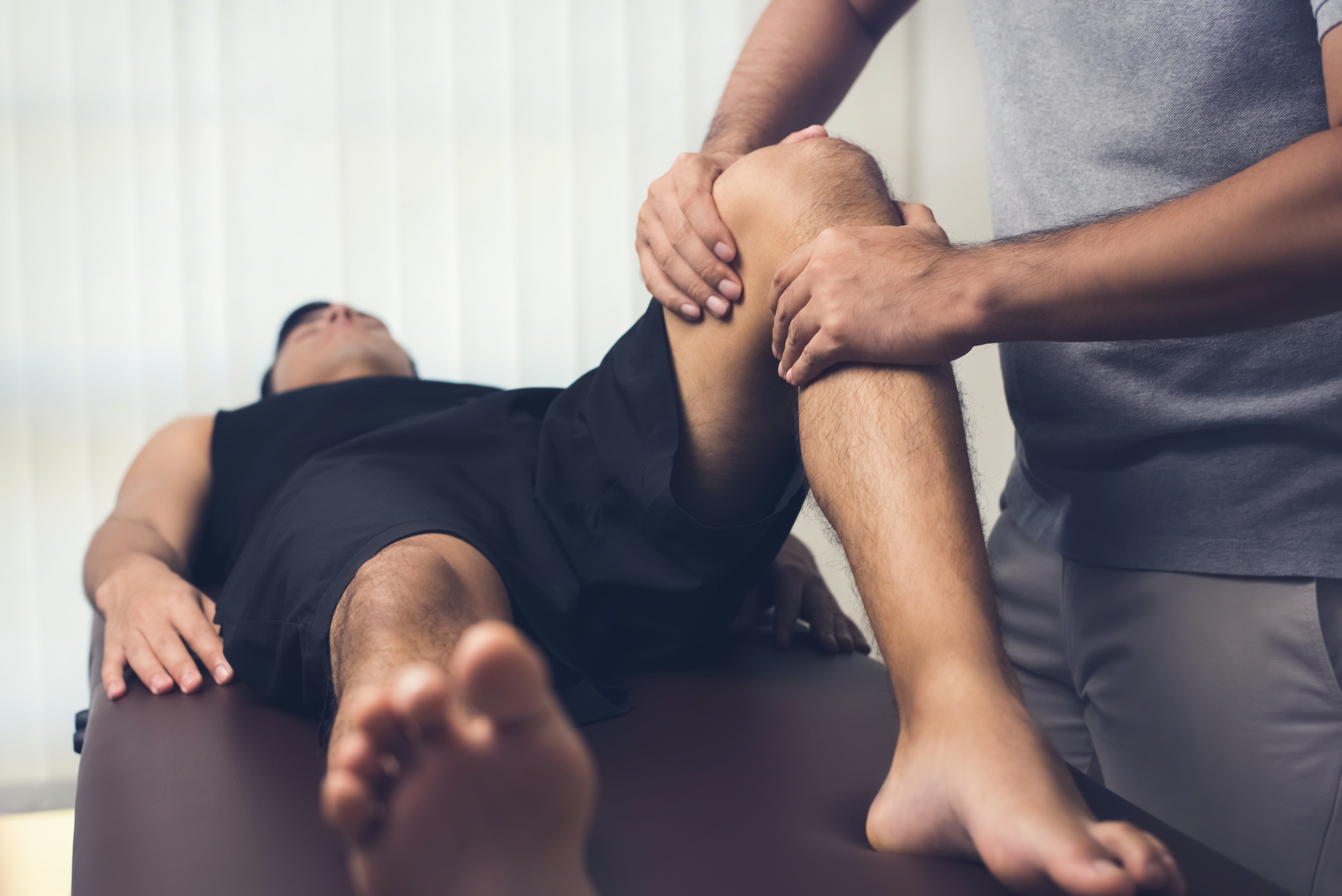 Урок массажа мужчине. Спортивный массаж. Массаж ног мужчине. Мужской спортивный массаж. Спортивный массаж ног.